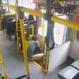Homem é filmado roubando elevador de acessibilidade em ônibus no Recife; veja o vídeo