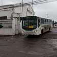Funcionário morre prensado entre dois ônibus durante trabalho em garagem de empresa no RS