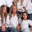 Helô Pinheiro, Tici, Rafa Justus e família mantêm tradição e se reúnem com look igual em jantar: camisa e blusa branca com jeans