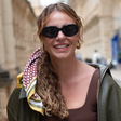 Paolla Oliveira monta mala de viagem para Itália com tons terrosos, lenço e pantalona