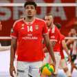Suzano repatria mais um: Lucas França
