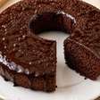 Bolo de chocolate com café de liquidificador, úmido e fofo