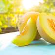 Refrescante e leve: 5 motivos para incluir suco de melão no dia a dia