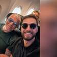 Miguel Falabella posa com namorado em clique raro durante viagem de avião