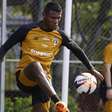 São Paulo negocia empréstimo de Arboleda para o Vitória