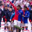 Torcida dá show, Paraná vence na Vila lotada e está de volta à elite do Paranaense