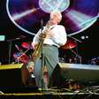 Morre Dick Parry, saxofonista histórico do Pink Floyd, aos 83 anos