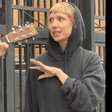 Lykke Li canta 'Sozinho' com fãs no RJ antes de show
