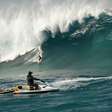 Surfista bate recorde com maior onda já surfada por uma mulher no Brasil