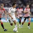 Real Madrid vence Athletic Bilbao na despedida de Carvajal e Alaba; Barcelona leva virada