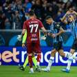 Em noite inspirada de Carlos Vinícius, Grêmio vence o Santos pelo Brasileirão