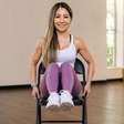 Educadora física: quem odeia fazer abdominal no chão talvez goste destes 5 exercícios na cadeira