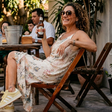 Os novos tênis Adidas na cor 'espuma de cerveja' que prometem destronar o Samba; ideal para mulheres elegantes que amam usá-los com vestido