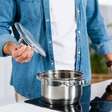 A ciência do antiaderente: como o teflon se mantém preso ao metal sem perder sua função