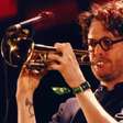 Após 17 anos, Beirut brilha no C6 Fest com 'O leãozinho'