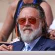 Russell Crowe rebate críticas após vídeo com fãs que pediam autógrafos viralizar