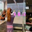 Pilates com armas? Aula nos EUA mistura alongamento e prática de tiros