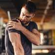 Dor no ombro atrapalhando o treino? Experimente esses 5 alongamentos