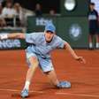 Sinner estreia com vitória tranquila e avança em Roland Garros