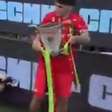 Jogador quebra troféu da Taça da Rússia em comemoração