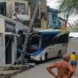 Ônibus perde controle em ladeira e atinge poste no Recife