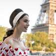 Saiba o cachê de um figurante das gravações da última temporada de 'Emily in Paris'