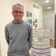 Homem guarda frascos de insulina por mais de 50 anos e transforma convivência com diabetes em obra de arte