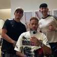 Neymar de cabelo azul? Entenda a foto do craque que tomou as redes