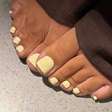Cinco cores de esmalte para os pés que estão na moda e vão fazer você querer usar sandálias até no Inverno 2026