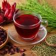 Chá de hibisco com cavalinha: a mistura refrescante para começar bem o dia