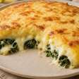Torta de espinafre com batata e queijo derretido e gratinado