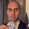 Eduardo Bolsonaro mostra medalha e roda de oração em reunião de Flávio com Trump na Casa Branca