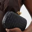'Clutch knot': aprenda a usar a bolsa queridinha de Bruna Marquezine