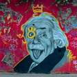 O que significa a frase de Einstein "Deus não joga dados com o universo" físico rejeitava a ideia do acaso