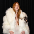 Marina Ruy Barbosa apresenta 'Antártida' com smoking, casaco peludo e look boho chic de alta-costura
