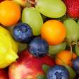 O que torna o açúcar presente nas frutas menos prejudicial à saúde do que o encontrado em ultraprocessados