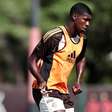 Treino do Flamengo tem reforço de jovens da base
