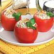 Quer sair do básico? Aposte em um tomate recheado diferente