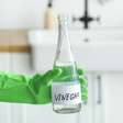 Desde que comecei a usar vinagre para limpar o vaso sanitário, meu banheiro está mais limpo do que nunca sem produtos químicos