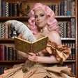 Drag queen Penelopy Jean apresenta reality show no Canal E! com look feito com mais de 5 mil páginas de livros