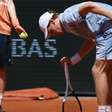 Jannik Sinner é eliminado por tenista argentino em Roland Garros sob problemas físicos e forte calor