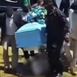 Enterro termina em susto após corpo cair de caixão durante cortejo; veja vídeo