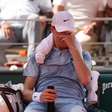 Sinner passa mal com o calor de Paris, é derrotado e se despede de Roland Garros