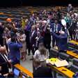 Veja a festa dos deputados após a aprovação do fim da escala 6x1 na Câmara