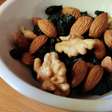 Alguns especialistas acreditam que comer uma mistura de frutos secos "faz bem à saúde do cérebro". A ciência tem algo a dizer sobre isso