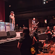 Lenda do Punk detona ativistas pró-Trump, que são expulsos de show: "não temos que nos aliar"