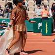 Tenista Naomi Osaka transforma o torneio de Roland Garros em passarela de alta-costura