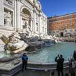 Turista paraguaia nada em Fontana di Trevi, em Roma, em pleno calor