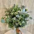 Buquês inusitados: case com estilo e sem usar flores com essas tendências