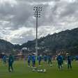 Seleção tem aquecimento 'escondido' e 'vizinhos' tentando tirar casquinha em treino na Granja Comary